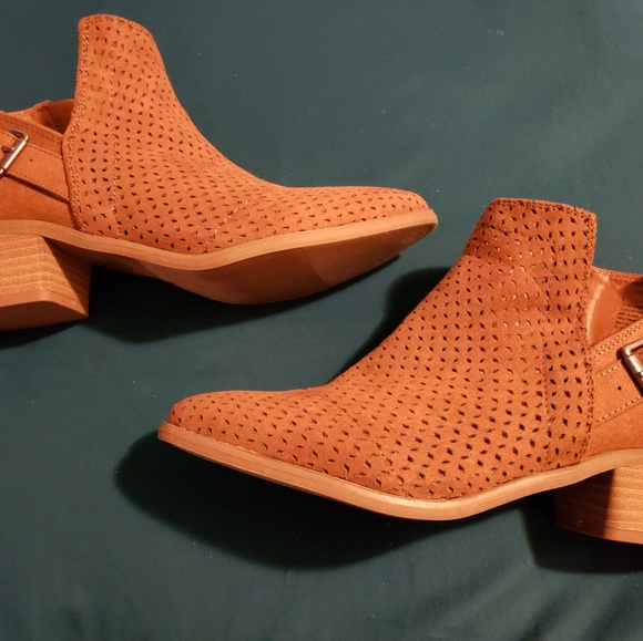 Universal Thread Booties - Picture 2 of 4